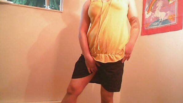 కొంటె అందగత్తె తన షిఫ్ట్ సమయంలో హస్త ప్రయోగం చేస్తోంది