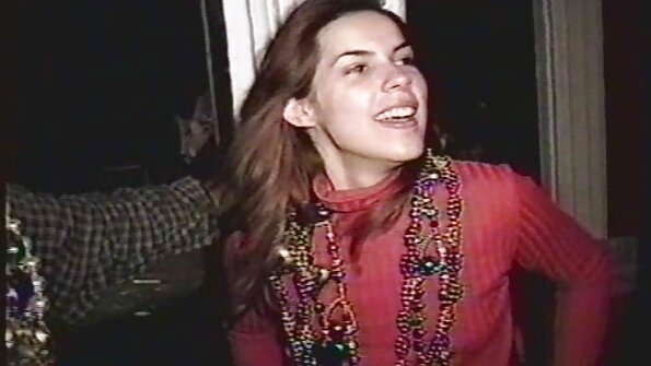 కష్టతరమైన వ్యక్తి హార్డ్కోర్ ఫకింగ్తో పెళుసైన అమ్మాయిని సంతోషపరుస్తాడు