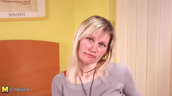 బ్లాక్ స్టాకింగ్స్లో అందమైన పడుచుపిల్ల కంట్ శృంగారభరితంగా దూసుకుపోతుంది