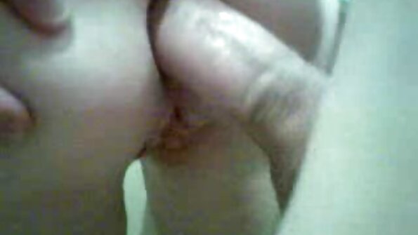 అందమైన mateత్సాహిక కెమెరా ముందు మొదటిసారి అంగం చేస్తున్నాడు