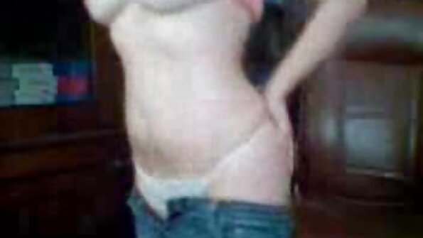 పదునైన అమ్మాయి పర్పుల్ వైబ్రేటర్తో ఉత్తేజిత పుస్సీని హస్తప్రయోగం చేస్తుంది