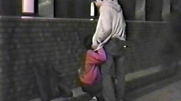 డ్యూడ్ గర్ల్ఫ్రెండ్ పుస్సీని ఆరుబయట లాక్కుని, ఆమెను డిల్డోతో ప్రసన్నం చేసుకుంది