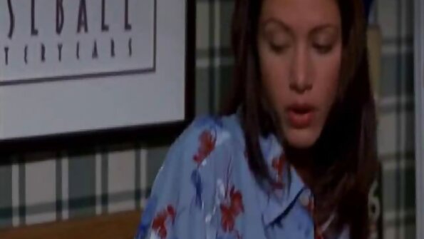 డ్యూడ్ తన రష్యన్ ప్రేయసి యొక్క ఆసన రంధ్రాన్ని స్వాధీనం చేసుకున్నాడు