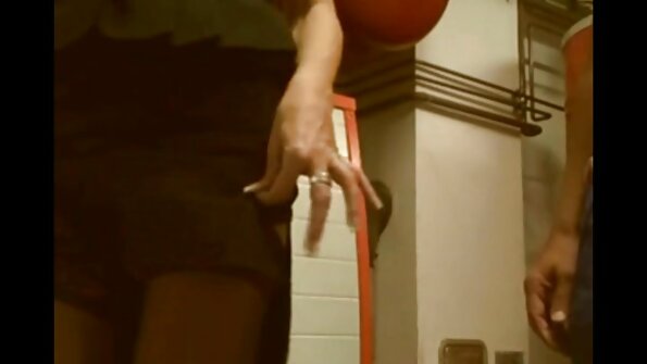 చాలా హాట్ బ్లోండ్ సోఫాలో హార్డ్ కోర్ సెక్స్ను ఆస్వాదిస్తుంది