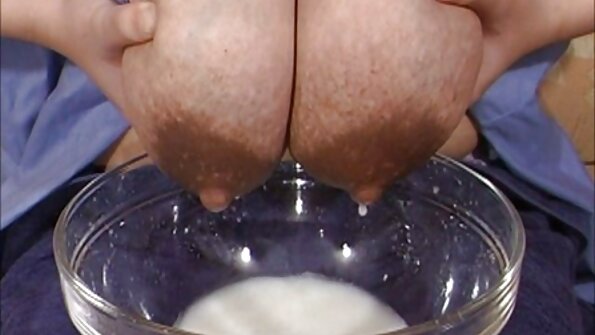 ఫిట్‌నెస్ ట్రైనర్ ఫకింగ్‌ను ఇష్టపడతాడు మరియు క్లయింట్‌ను కాళ్లు విస్తరించమని అడుగుతాడు