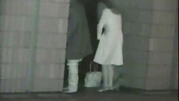 ఫ్లాట్ లాటినా గౌరవప్రదంగా కత్తిరించిన రంధ్రంలో కాక్ అందుకుంటుంది