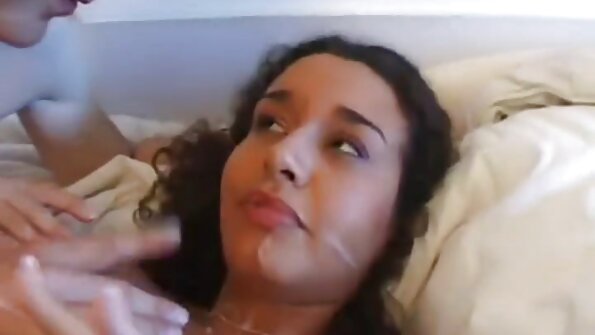 ఆత్మవిశ్వాసం పుస్సీ లోపల మరియు వెలుపల కదులుతున్నప్పుడు అమ్మాయి చాలా మధురంగా మూలుగుతుంది