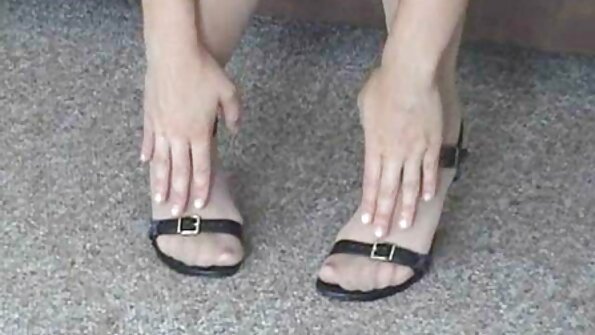 అందమైన ముఖంతో ఉన్న అమ్మాయి టాటూ వేసుకున్న అశ్లీల చిత్రాలను రూపొందించడానికి ప్రయత్నిస్తుంది