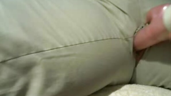 కొమ్ముల జంట సోఫాలో శృంగార సంబంధాన్ని కలిగి ఉంది