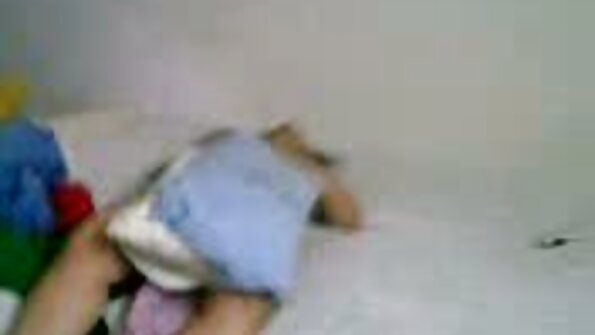 మసాజ్ సన్నివేశంలో హార్న్ లేడీ ఒక ఆత్మవిశ్వాసం ద్వారా రుద్దబడుతోంది