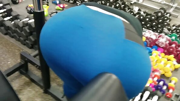 హాట్ బ్లాక్ అమ్మాయి మా ముందు తన బికినీని తీసివేసి ఆనందిస్తోంది