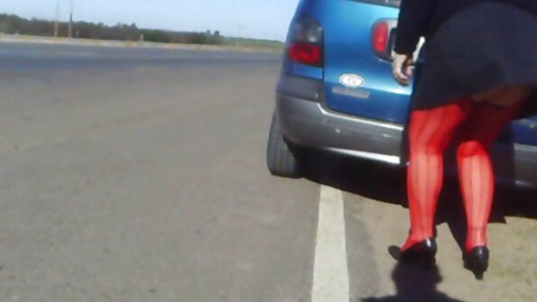 హాట్ గర్ల్స్ వారి గట్టి పుస్సీలను మూడింటిలో సాగదీస్తున్నారు