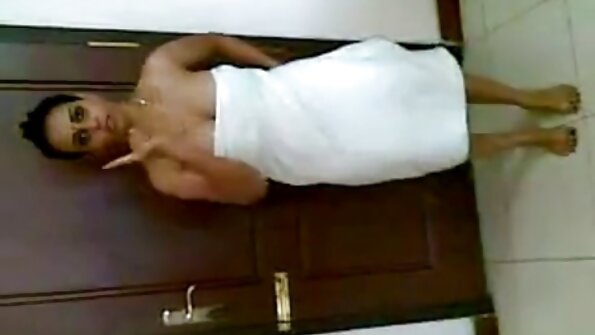 హాటీ చీకటి గదిలోని కీర్తి రంధ్రం ద్వారా భారీ డిక్ను నిర్వహిస్తోంది