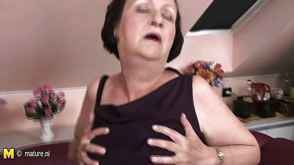 లెస్బియన్స్ ముద్దుపెట్టుకుని నిజంగా పెద్ద ఆత్మవిశ్వాసం తీసుకుంటున్నారు