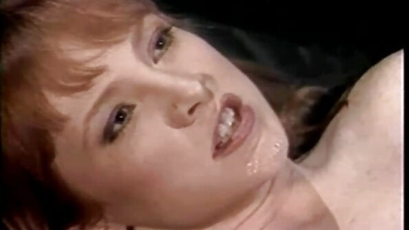 అమ్మాయిలు మసాజ్ మరియు హస్త ప్రయోగం ఎలా చేస్తారో లెస్బియన్ సీన్ చూపిస్తుంది