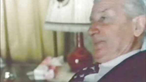 పసికందును ప్రేమిస్తున్నట్లుగా నటిస్తూ ప్రియురాలితో కలిసి ఉంటాడు