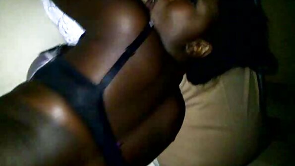 మీటీ డామ్ డాగ్స్టైల్ స్థితిలో ఆమె కంట్లోకి చొచ్చుకుపోతుంది