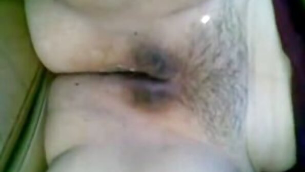 MILF ఆమె ప్యాంటీని పసిగట్టి సవతి కొడుకును పట్టుకుని అతని ఆత్మవిశ్వాసం అందిస్తోంది