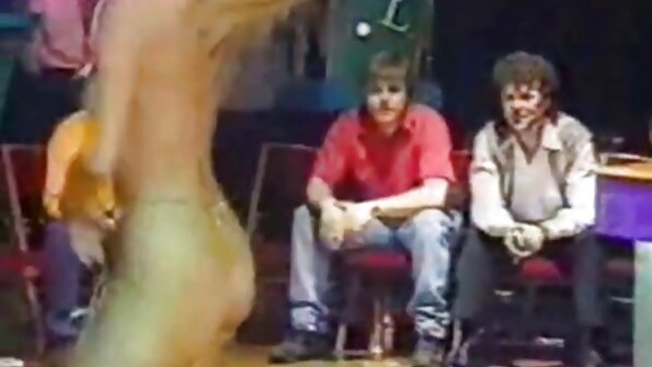 ఈ పెద్ద కాక్స్ ద్వారా నూనె వేసిన టీనా డబుల్ గట్టిగా చొచ్చుకుపోయింది