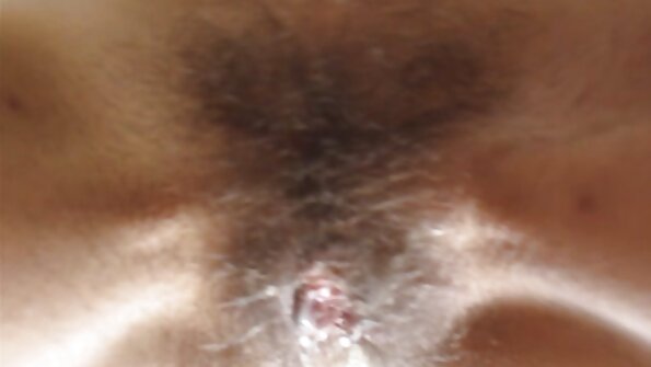 వృద్ధుడు చిన్నపిల్లలు, చిన్నపిల్లలను గట్టిగా మరియు వేగంగా స్క్రూ చేయడం ఆనందిస్తాడు